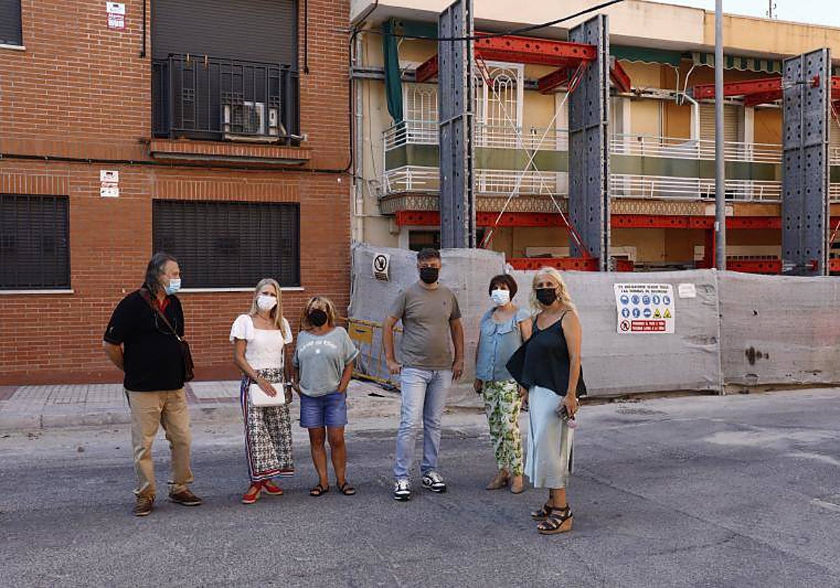 Vecinos afectados, frente a sus viviendas, afectadas por movimientos de suelo al paso del Metro