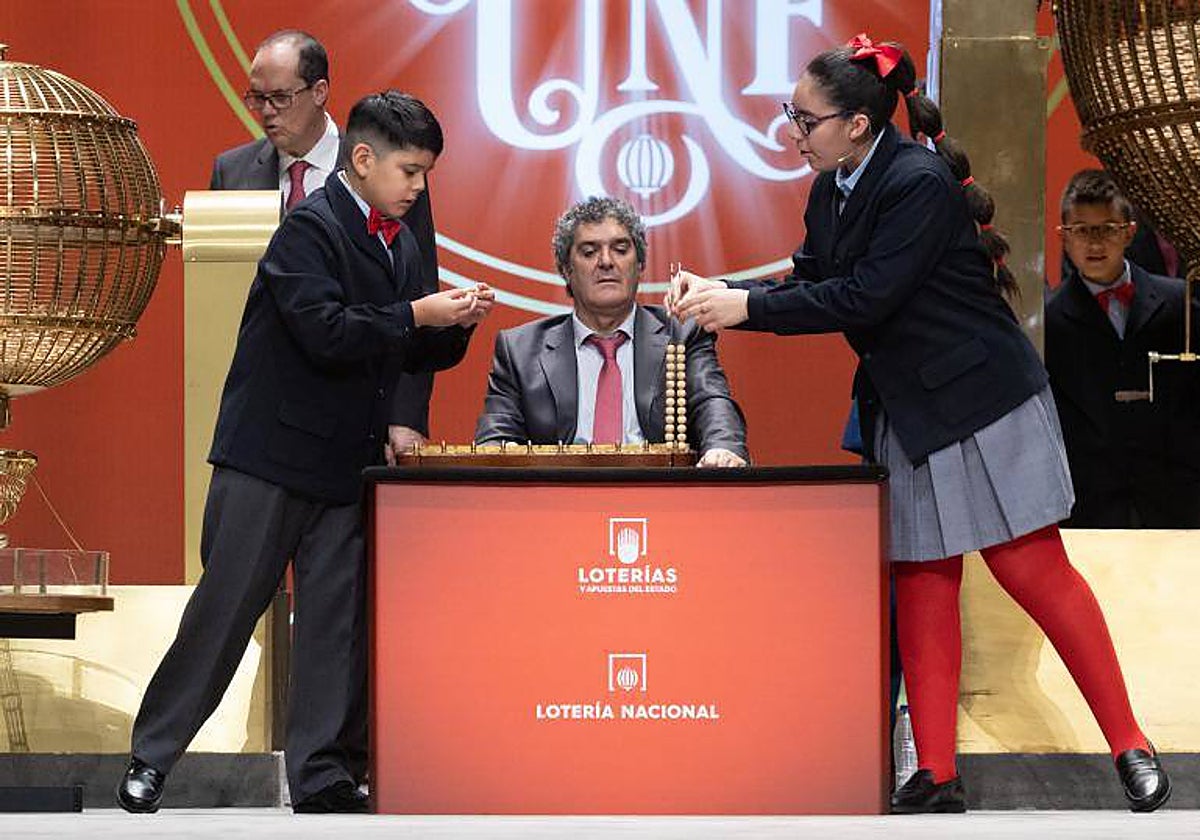 Dos de las niños de la residencia de San Ildefonso cantan uno de los premios del Sorteo Extraordinario de la Lotería de Navidad 2022