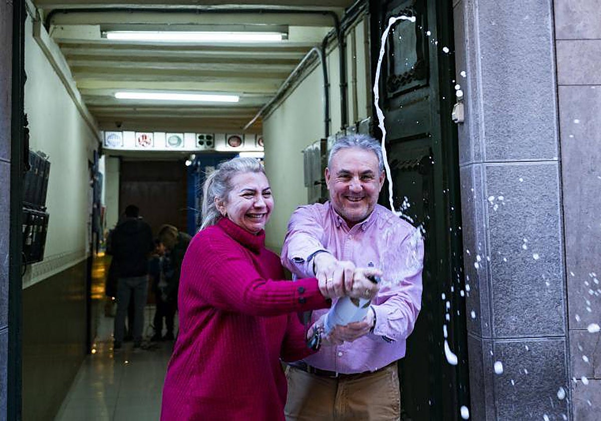 El propietario de la administración de lotería número 1 de Olot (Gerona) celebra haber vendido el número 04074