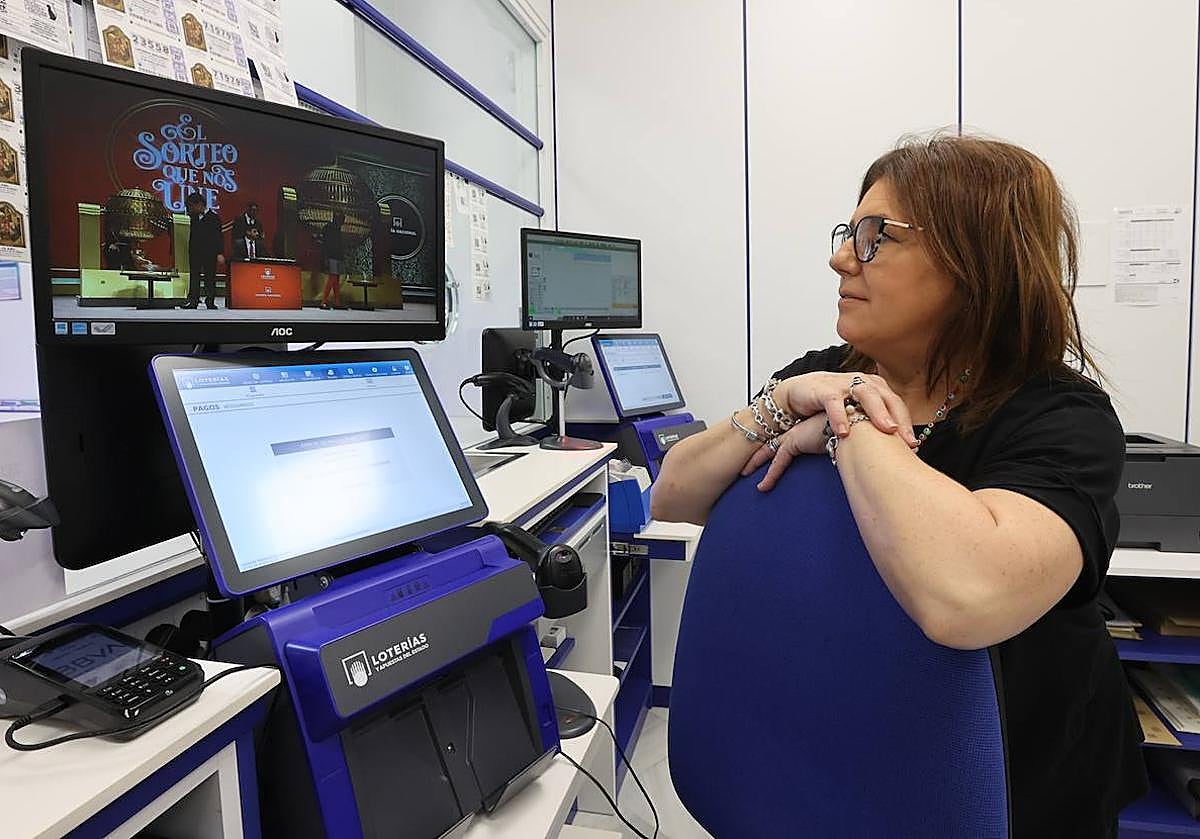 Una lotera de una administración del Centro de Córdoba sigue el sorteo