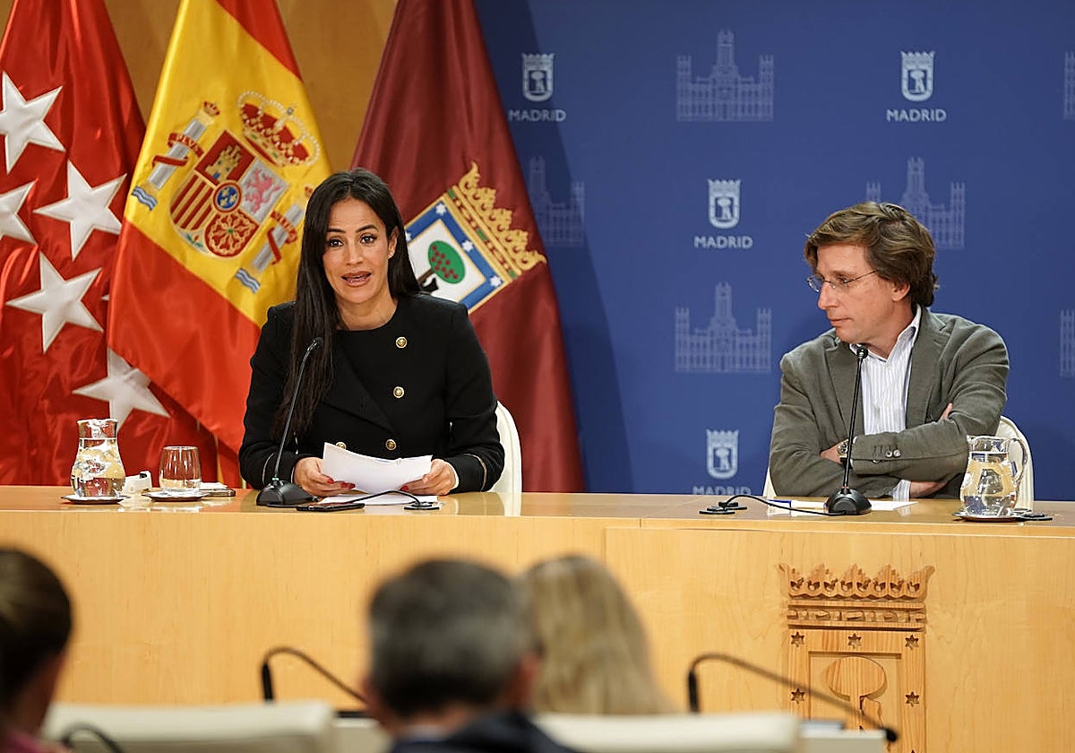 El alcalde de Madrid, José Luis Martínez-Almeida, junto a la vicealcaldesa, Begoña Villacís, ayer, en Cibeles