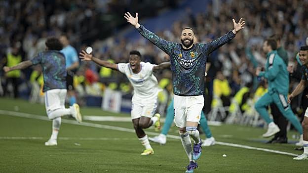 Benzema y Vinicius celebran la victoria del Madrid ante el City el 5 de mayo de 2022