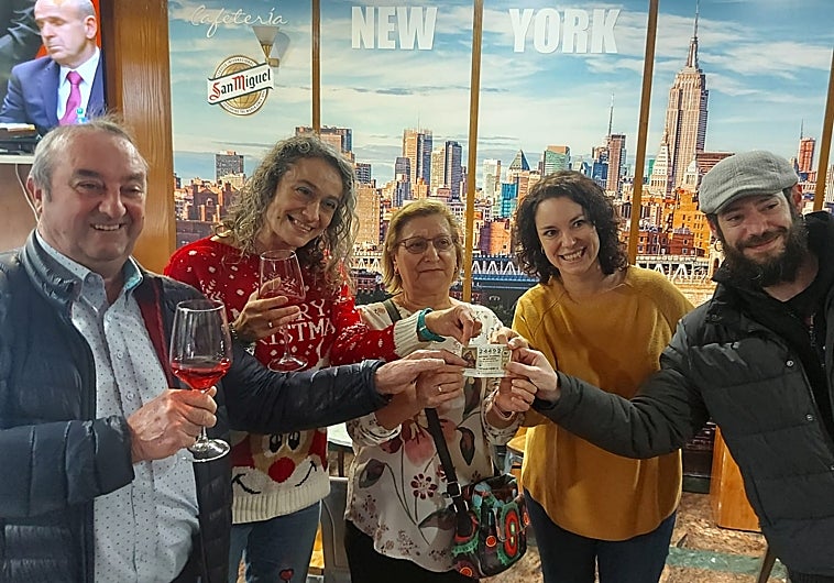 Lotería de Navidad 2022: Euforia en Parquesol, barrio de Valladolid: «¿Qué te dije ayer? ¡Que hoy venía a celebrarlo!»