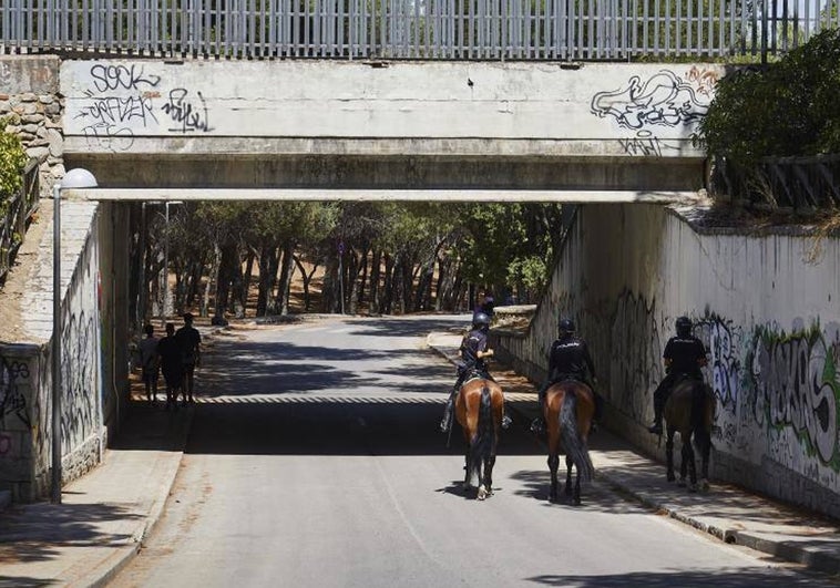 Una joven herida en Batán tras robarle el móvil y precipitarse por las escaleras del Metro