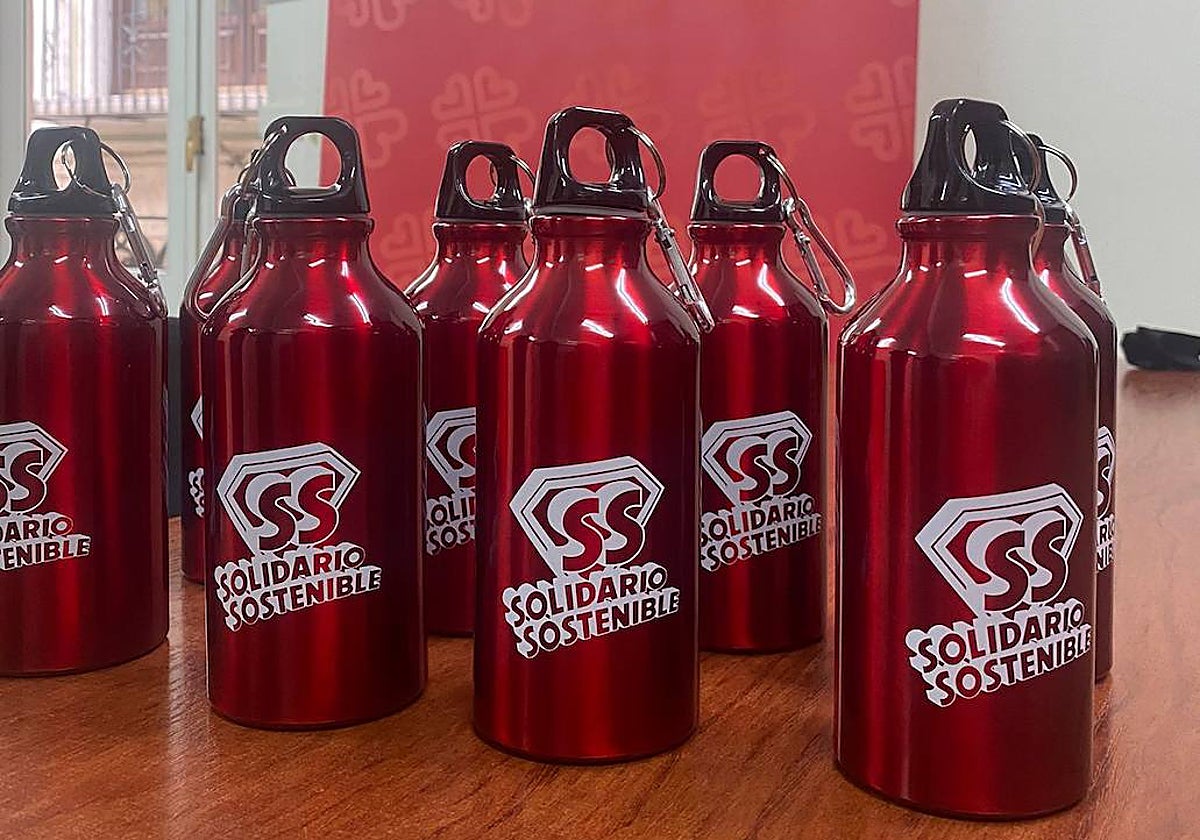 Cáritas y Global Omnium, a través de Tuawa, lanzan la campaña solidaria «botellas con superpoderes»