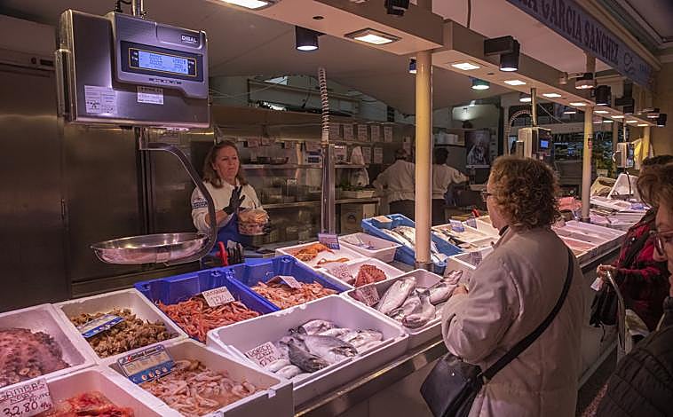 Imagen principal - Pescado listo en la Corredera. Qesoos, en Piedra. Ambientes de compra en Sn Sáncehz Peña