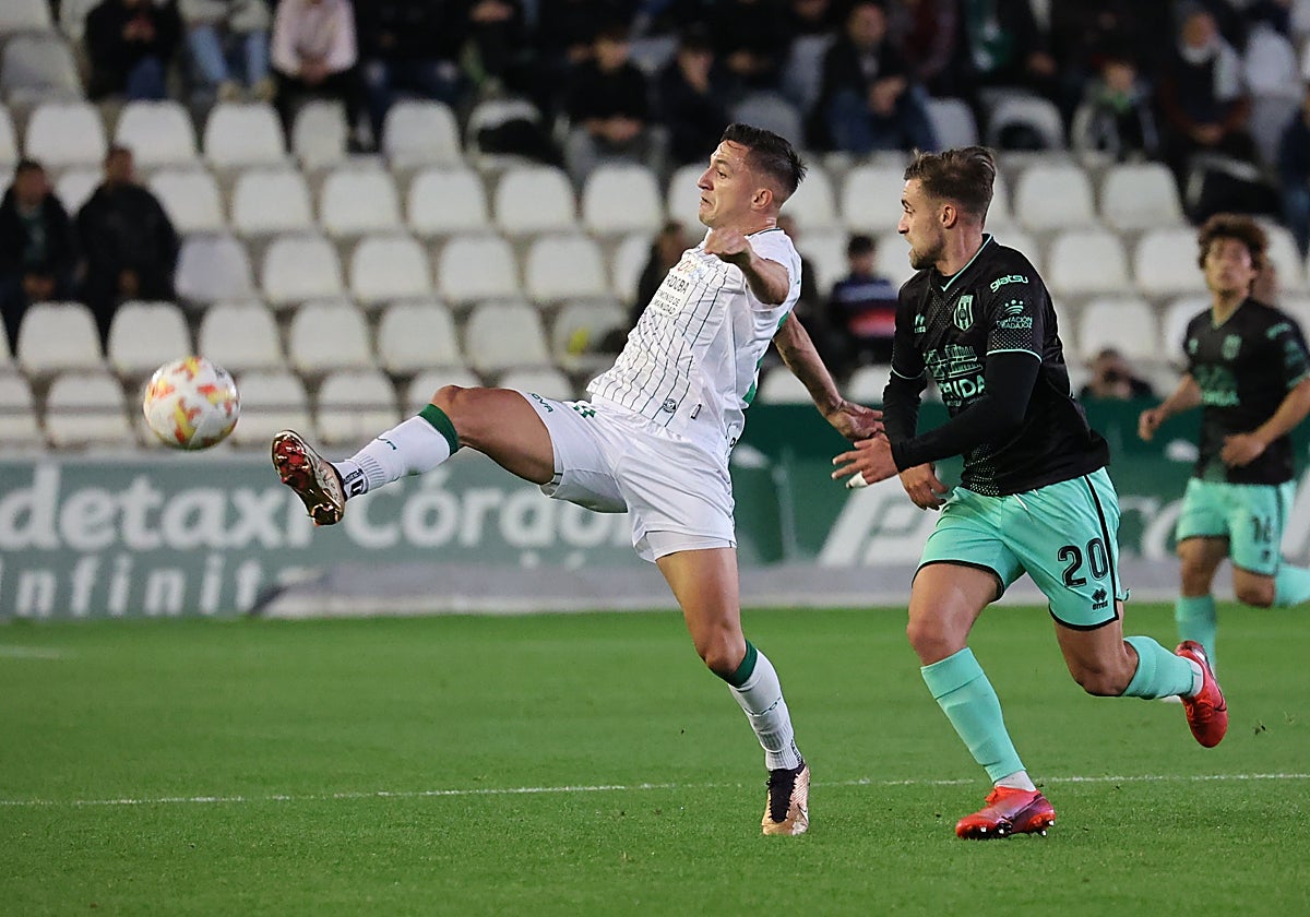 Cristian Carracedo controla el balón durante un partido en El Arcángel