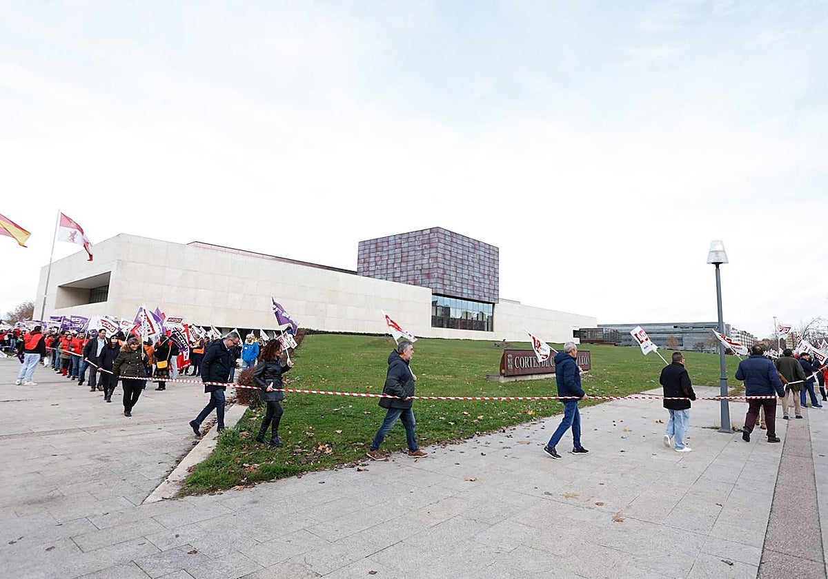 Sindicalistas rodeando las Cortes de Castilla y León