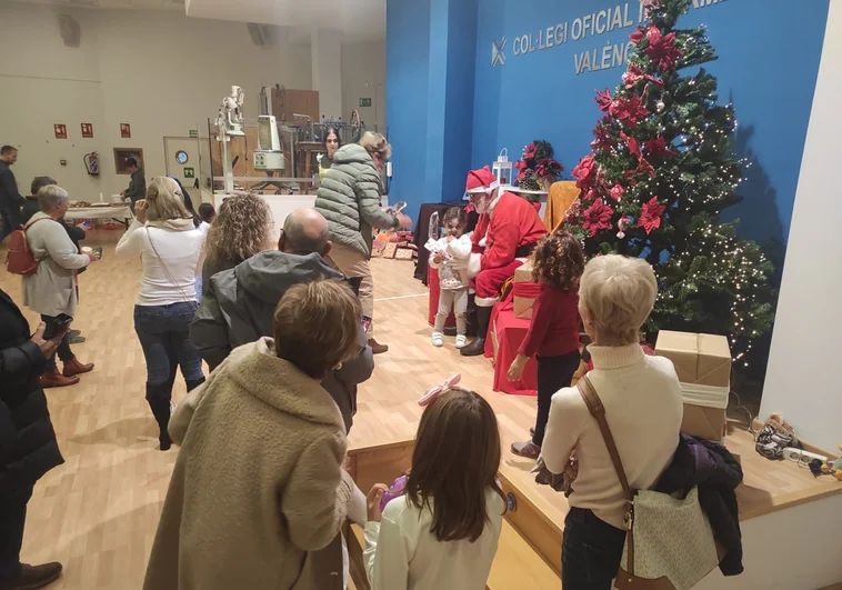 El Colegio de Enfermería de Valencia celebra la Navidad con la visita de Papá Noel y sus elfos del Polo Norte