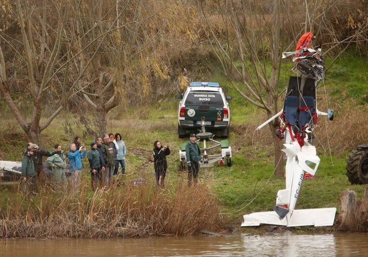 Drones y zodiac continúan la búsqueda del piloto del ultraligero accidentado en Villamarciel