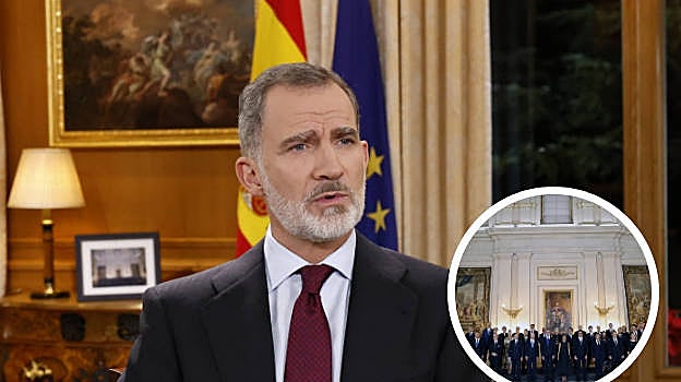 A la izquierda, una foto enmarcada de la cena ofrecida por los Reyes a las delegaciones de jefes de Estado y de Gobierno asistentes a la 32ª Cumbre de la OTAN, en el Palacio Real de Madrid (en el círculo, en el collage montado)