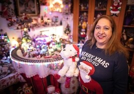 La Mamá Noel de España vuelve una Navidad más en Granada: «Empezamos a poner la decoración en octubre»