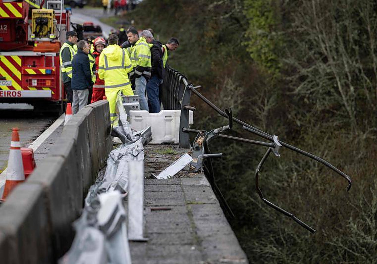 Bomberos en el puente donde se produjo el accidente