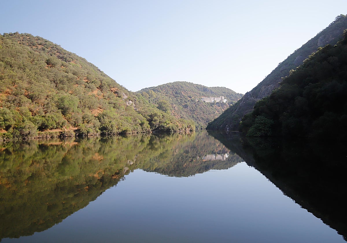 El seminario de los Ángeles, al fondo