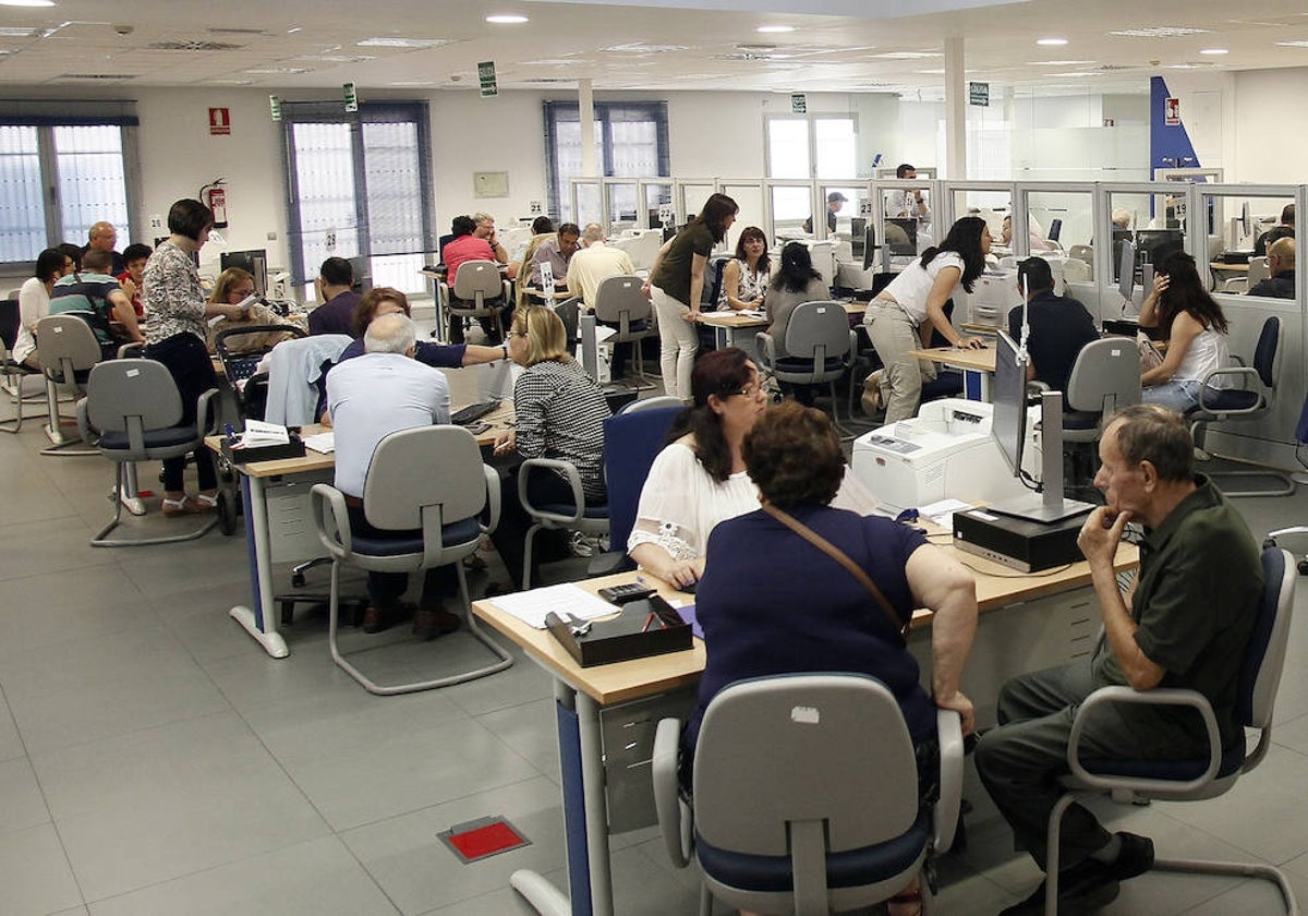 Ciudadanos realizando su declaración de la renta en las oficinas de la administración