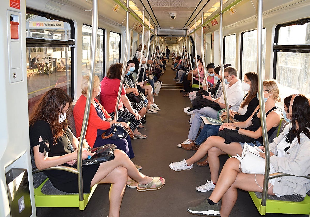 Imagen de archivo de pasajeros en un tranvía de Metrovalencia