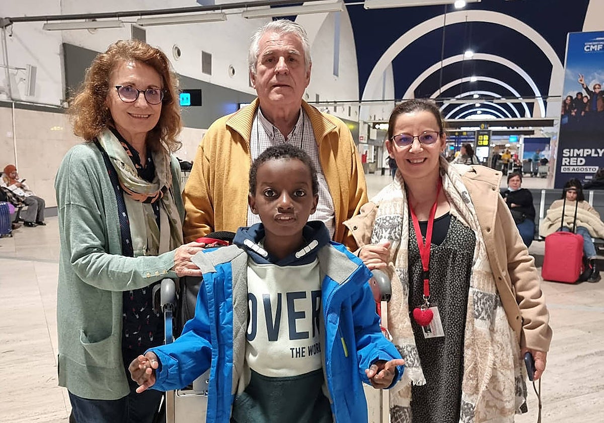 Ibrahima vuelve a su hogar en Benin por Navidad tras ser intervenido en el Hospital Reina Sofía de Córdoba