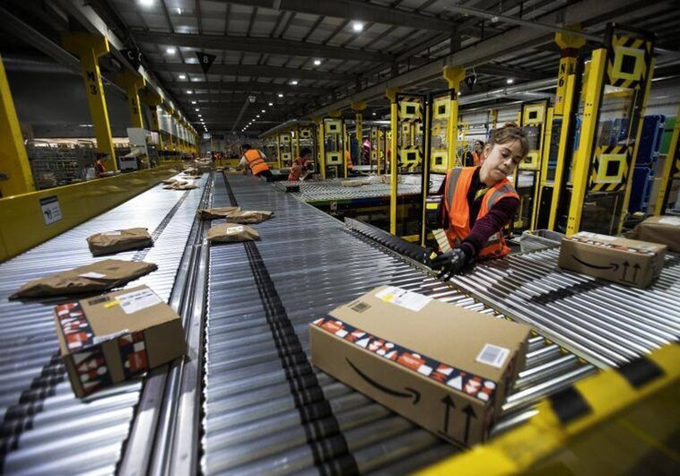 En un almacén de Amazon en Navidad: Turnos de hasta 10 horas y 20.000 paquetes en reparto