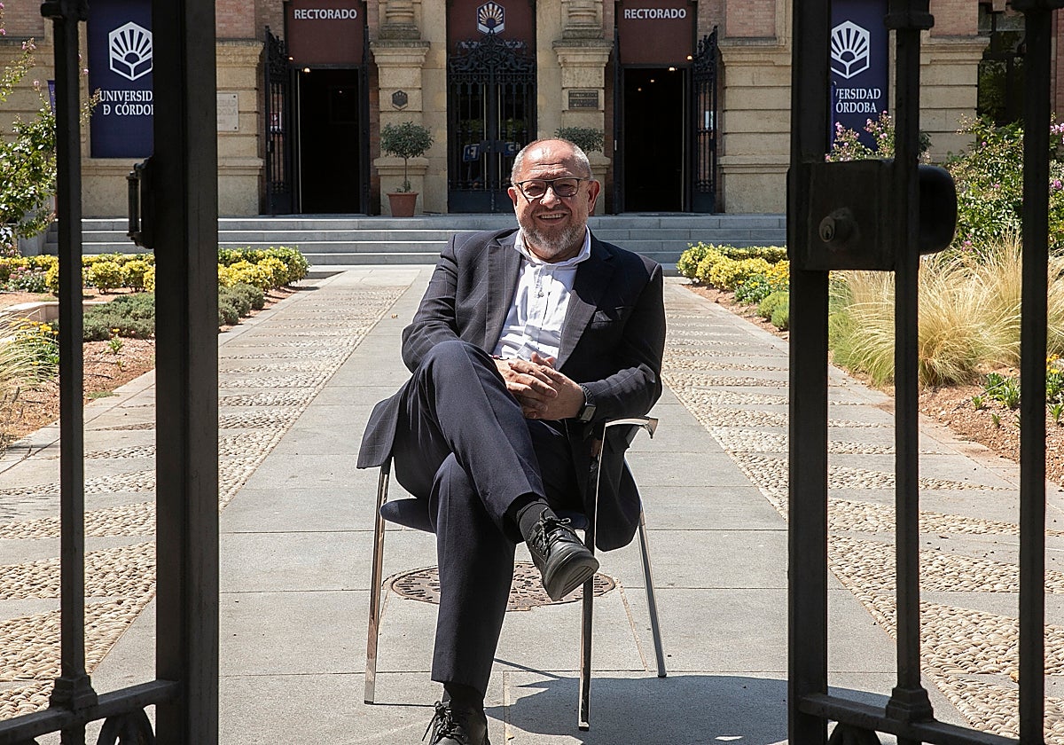El rector, Manuel Torralbo, en el edificio de gobierno de la institución académica