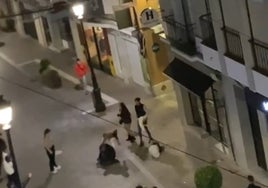 Un hombre recibe atención sanitaria tras una pelea en la calle El Peso de Lucena durante la madrugada del día 25