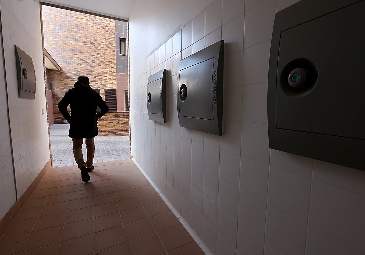 Un vecino de una comunidad con depósitos de recogida neumática