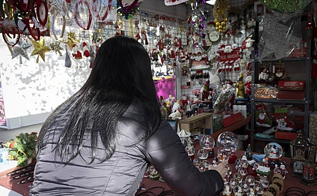 Eugenia contempla uno de los puestos del mercadillo navideño vallisoletano