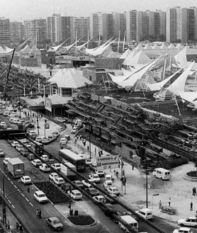 Imagen secundaria 2 - Arriba, construcción de un muro en marzo de 1977 para evitar el inicio de las obras del multiespacio. Debajo, una familia muestra el lema de la movilización vecinal contra el centro comercial y exterior del centro comercial poco después de su apertura