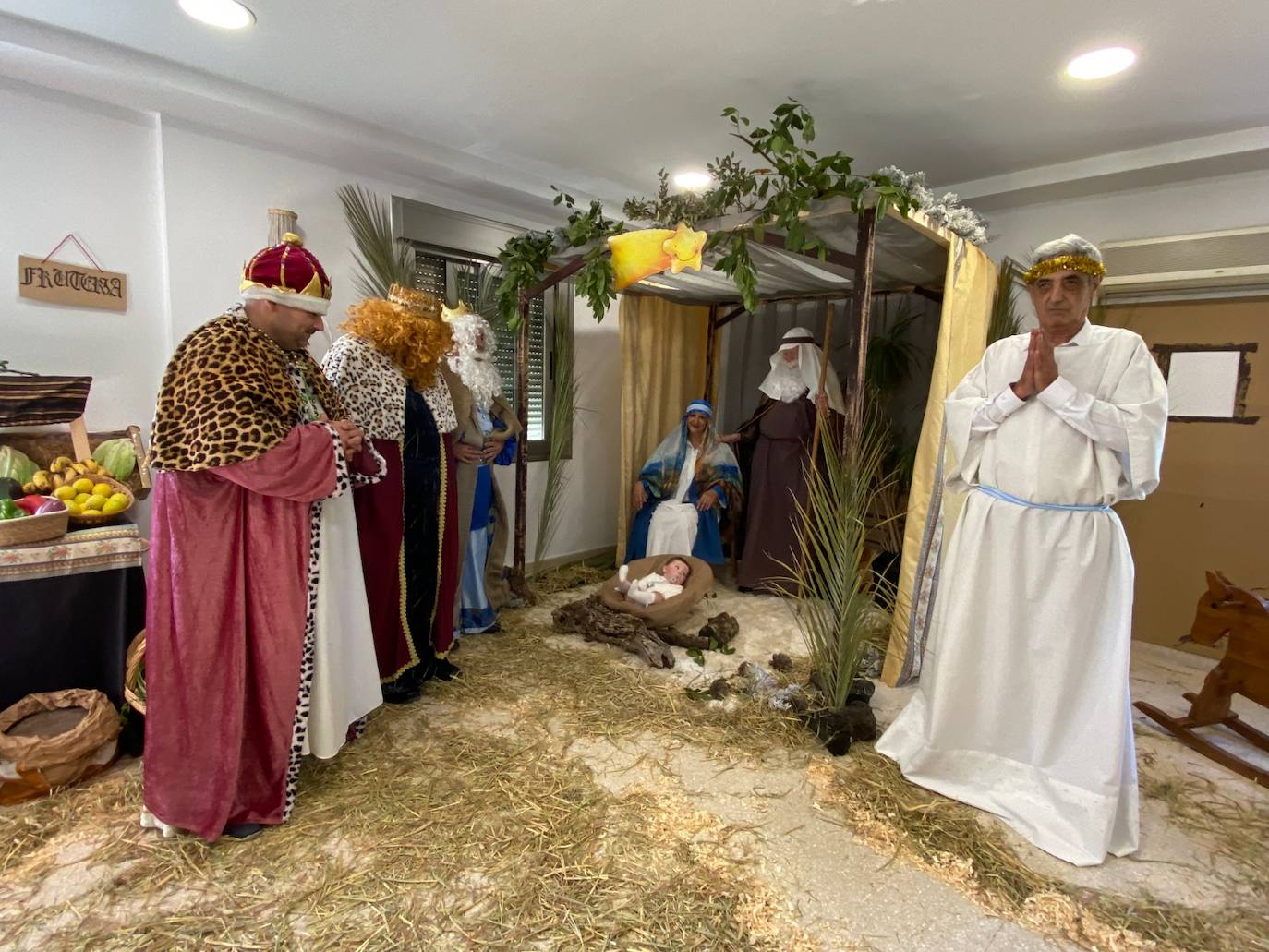 El Belén viviente de la residencia hogar San Pablo de Cáritas Córdoba, en imágenes