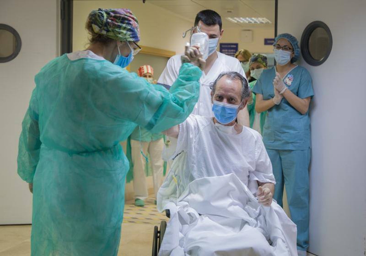 Un paciente sale de la UCI tras superar el covid