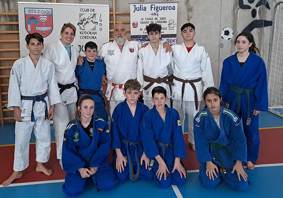 Julia Figueroa junto a los alumnos del Club Kodokan de judo