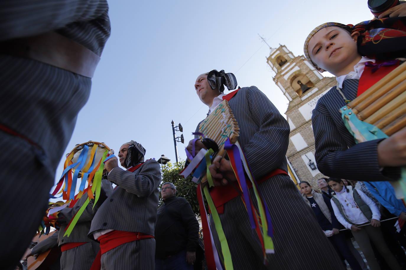 La danza de los locos toma las calles de Fuente Carreteros, en imágenes