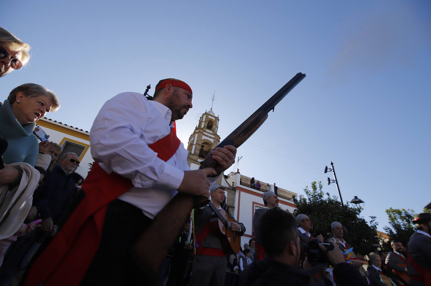 La danza de los locos toma las calles de Fuente Carreteros, en imágenes
