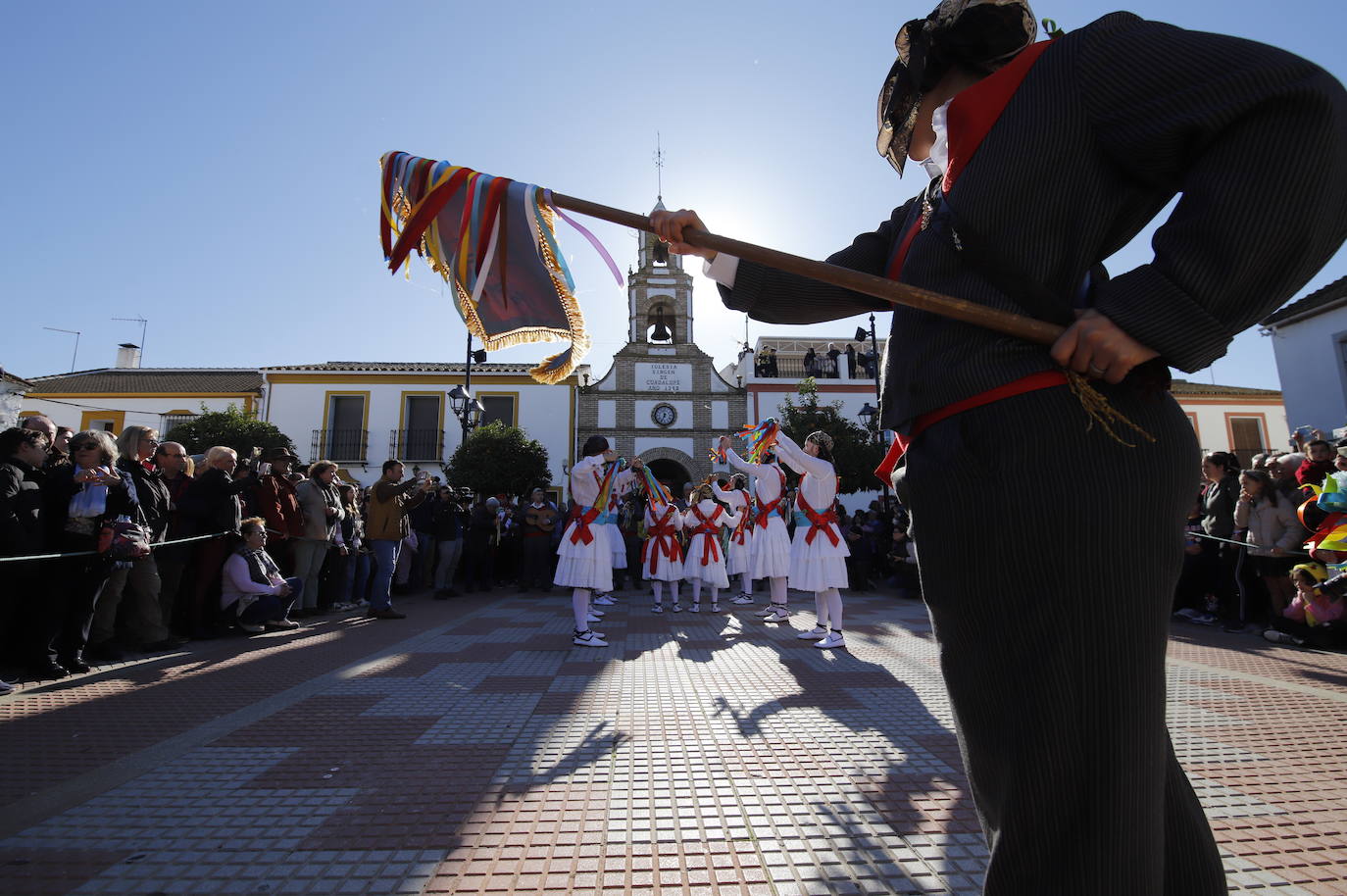 La danza de los locos toma las calles de Fuente Carreteros, en imágenes