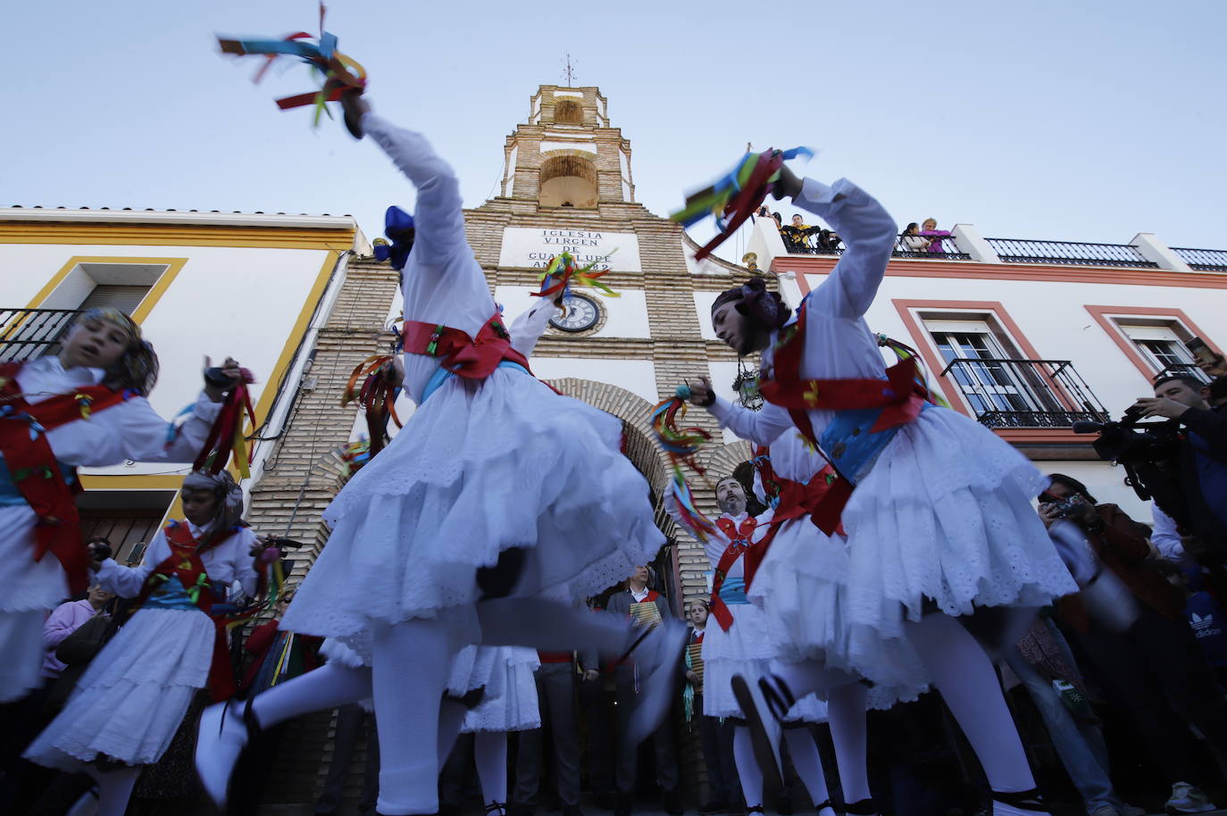 La danza de los locos toma las calles de Fuente Carreteros, en imágenes