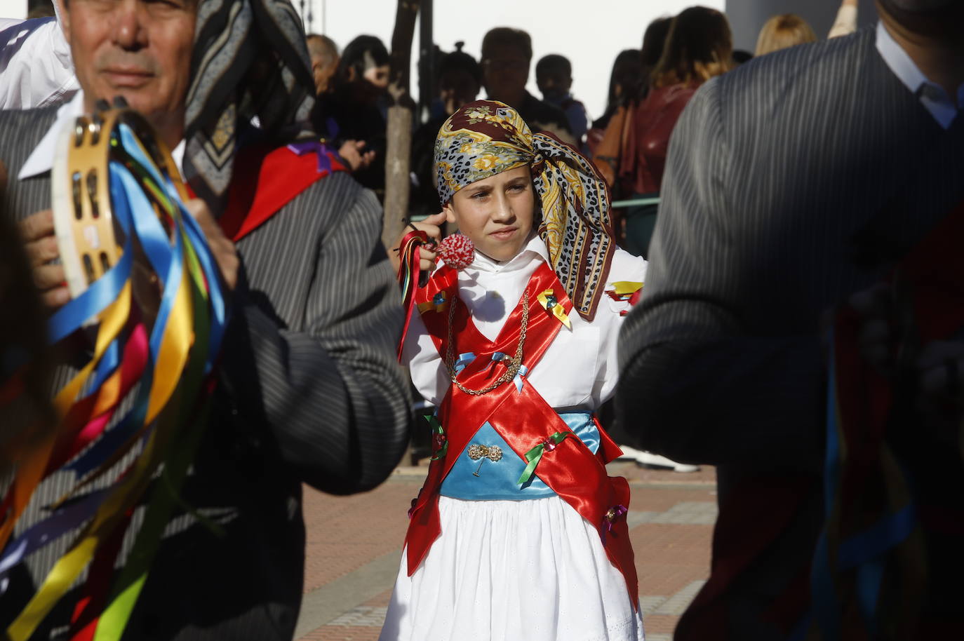La danza de los locos toma las calles de Fuente Carreteros, en imágenes