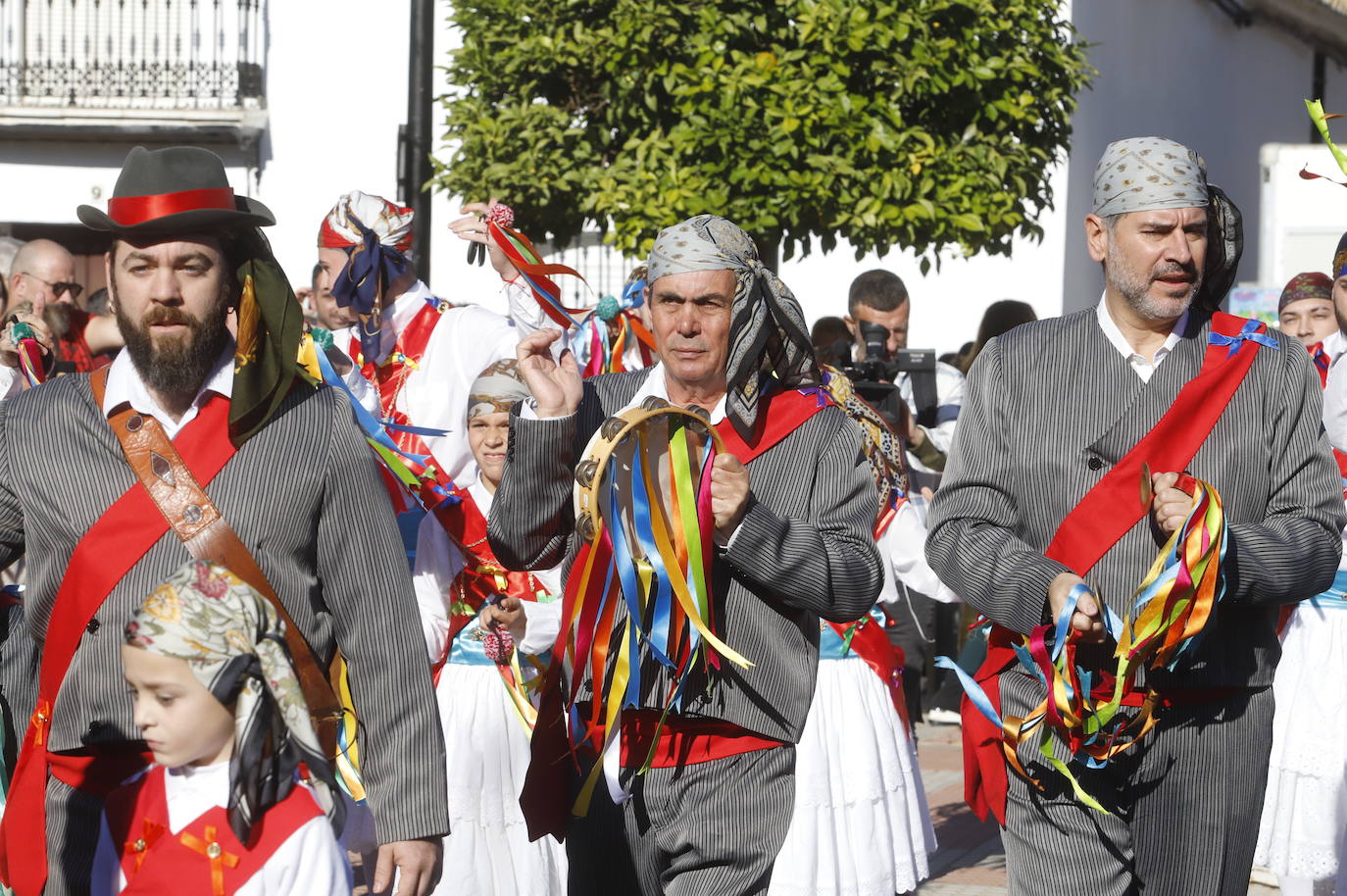 La danza de los locos toma las calles de Fuente Carreteros, en imágenes