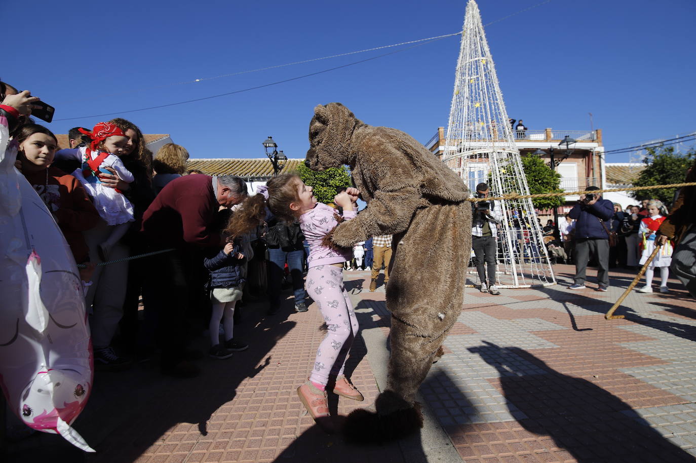 La danza de los locos toma las calles de Fuente Carreteros, en imágenes