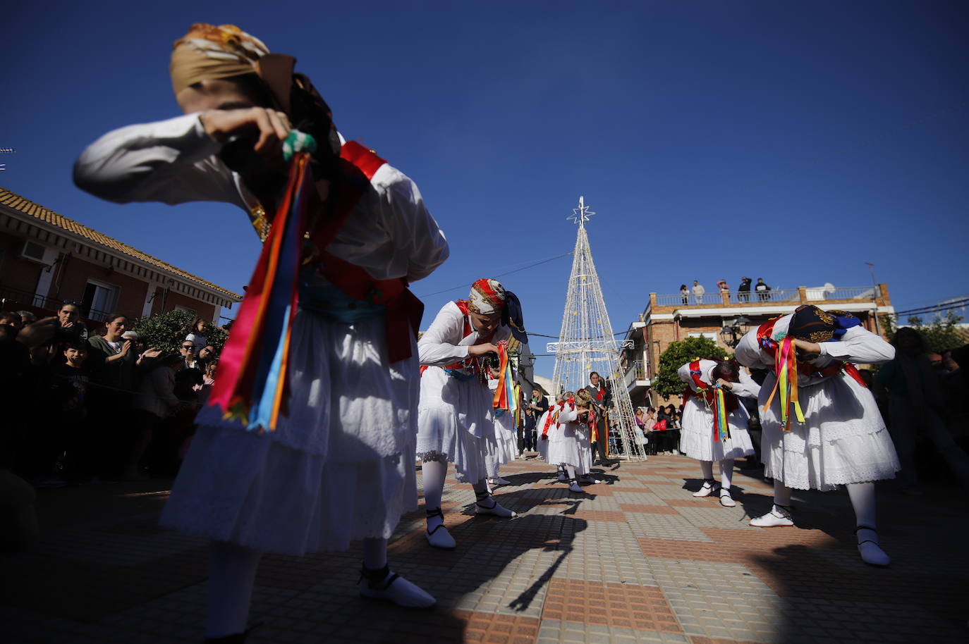 La danza de los locos toma las calles de Fuente Carreteros, en imágenes