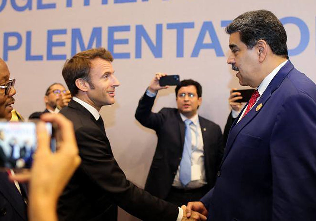 Macron y Maduro estrechan sus manos en la cumbre del cambio climático de Sharm el Sheij el 7 de noviembre