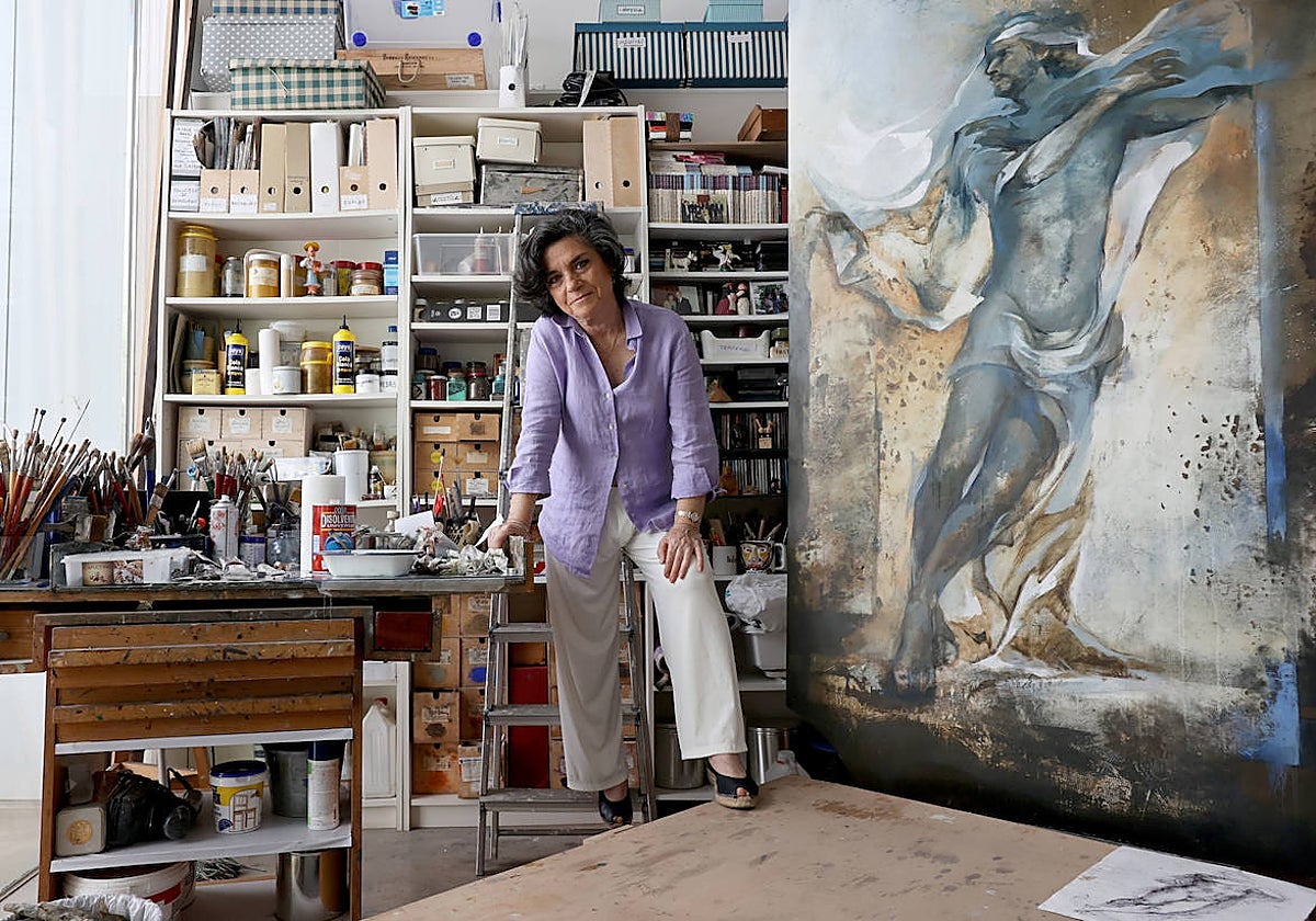 Julia Hidalgo, en su estudio, durante una entrevista con ABC