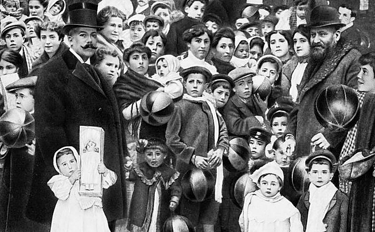 Imagen principal - Arriba, el alcalde Francos Rodríguez y el marqués de Luca de Tena repartiendo regalos a niños en el año 1912. Abajo, izq., elefantes en una Cabalgata madrileña en 1998. Dcha, pajes a caballo en la cabalgata en 1960