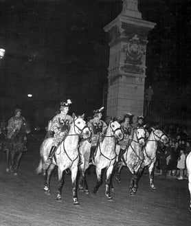 Imagen secundaria 2 - Arriba, el alcalde Francos Rodríguez y el marqués de Luca de Tena repartiendo regalos a niños en el año 1912. Abajo, izq., elefantes en una Cabalgata madrileña en 1998. Dcha, pajes a caballo en la cabalgata en 1960