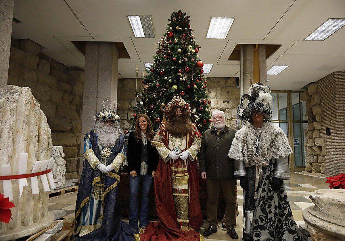 Los Reyes Magos, con la concejal de Promoción y el presidente de las Peñas