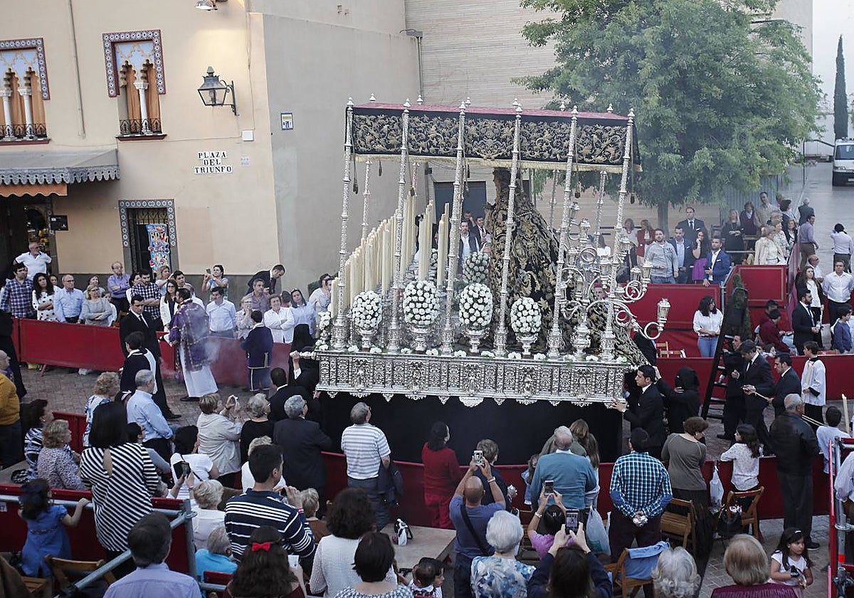 La Virgen del Rosario, en su paso de palio un Viernes Santo en la carrera oficial