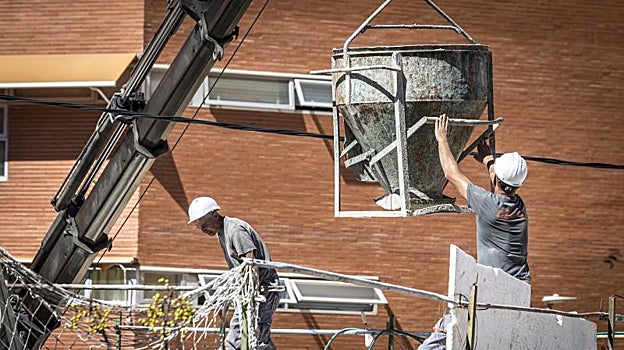 Trabajadores de la construcción en una obra en Alicante.