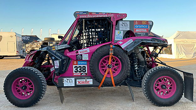 Los canarios participan en el Dakar 2023 con un 'buggy' totalmente rosa
