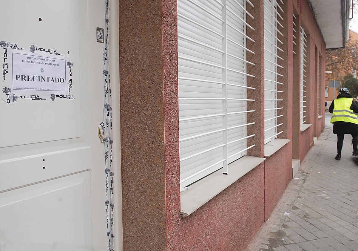 El local-vivienda donde ocurrió el crimen, precintado por la Policía Nacional