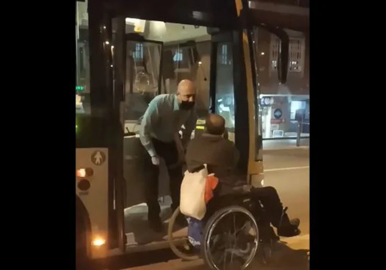 El conductor de un autobús en Barcelona impide acceder a un usuario en silla de ruedas tras discutir con él