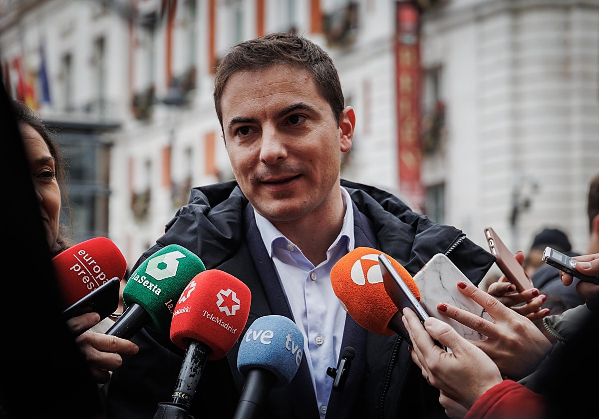 El candidato del PSOE a la Comunidad de Madrid, Juan Lobato, en la Puerta del Sol