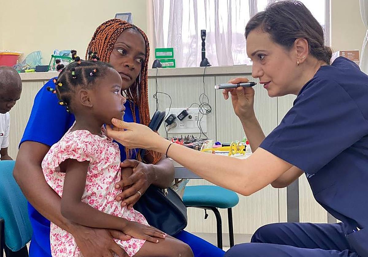 Una oftalmóloga de la FA revisa la vista a una niña